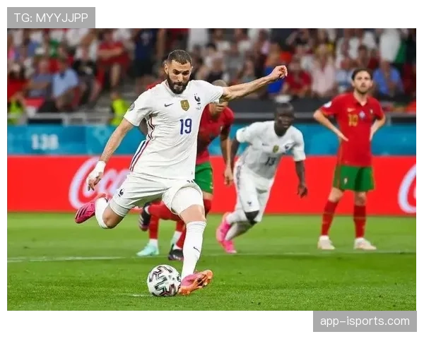 凯恩与本泽马的策应能力对比：进攻组织中的角色差异与效率分析