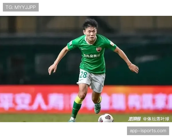 克鲁伊夫转型中场后直塞能力提升，撕开防线更显传球优势