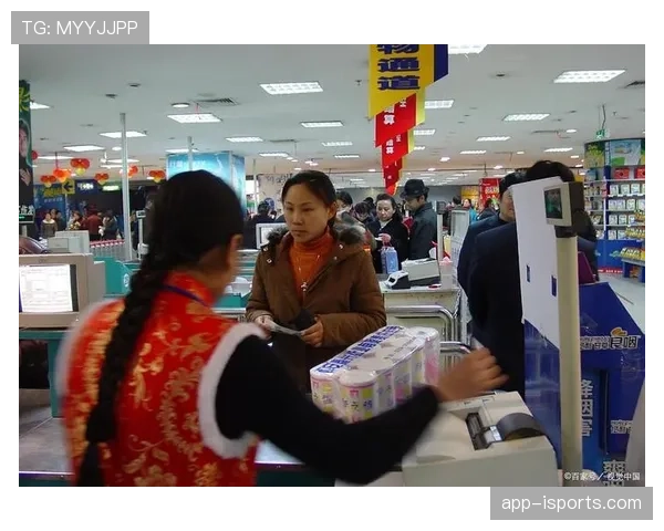 李娜在超市自掏腰包结账，收银员看到名字整个人愣住